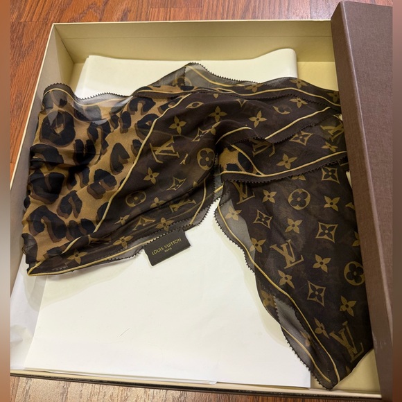 Authentic Rare Silk Louis Vuitton Scarf - Like New - Picture 8 of 14